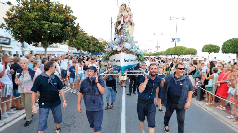 La multitud se congregó en el paseo Miramar para ver de cerca el paso de la virgen. Foto: Alba Mariné