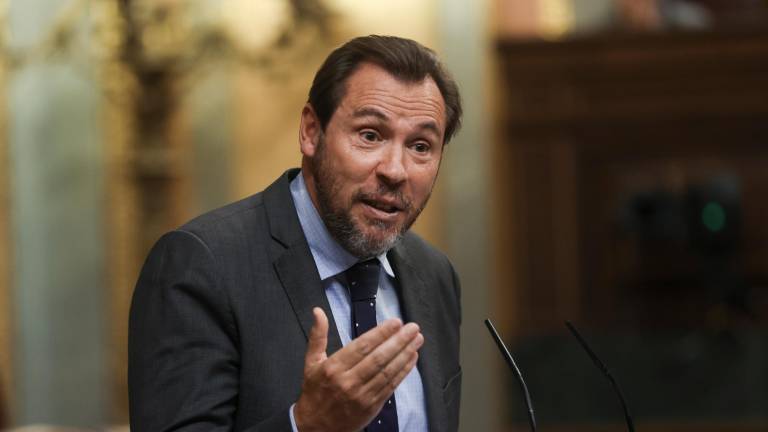 El socialista se dirigía a Madrid para intervenir en la segunda votación de la investidura de Feijóo. Foto: EFE