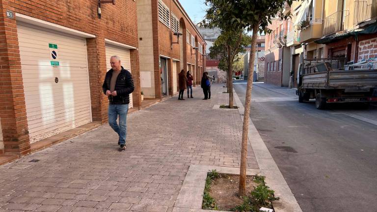 Las calles Miró, Santa Helena y Verge Maria son, ahora, de plataforma única, sin adoquines y aceras más anchas. FOTO: Alfredo González