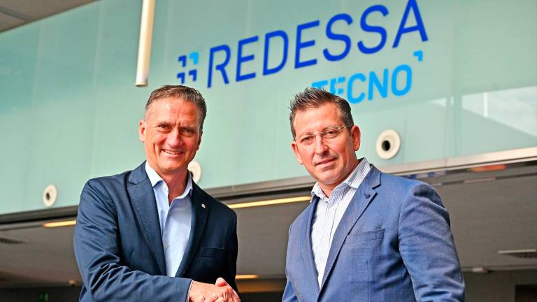 El concejal y consejero delegado de Redessa, Josep Baiges, y el director comercial y de marketing del Diari, Carlos Amil, tras la formalización del acuerdo de colaboración. foto: alfredo gonzález