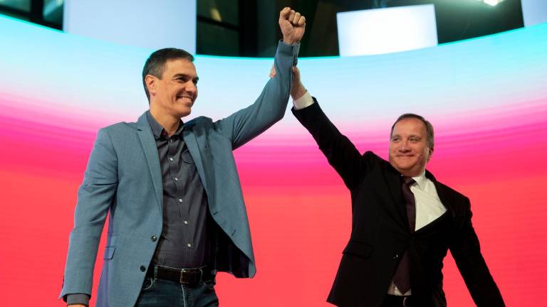 El lider del PSOE y presidente en funciones de España, Pedro Sánchez (i) con el presidente de los Socialistas Europeos Stefan Löfven, en la segunda jornada del Congreso Europeo Socialista. Foto: EFE
