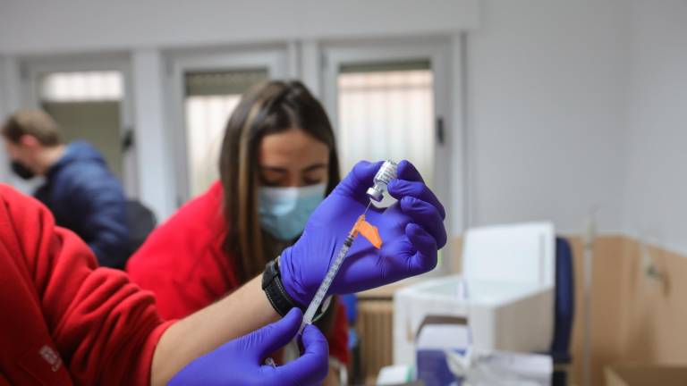 Una enfermera prepara una dosis de la vacuna contra la gripe