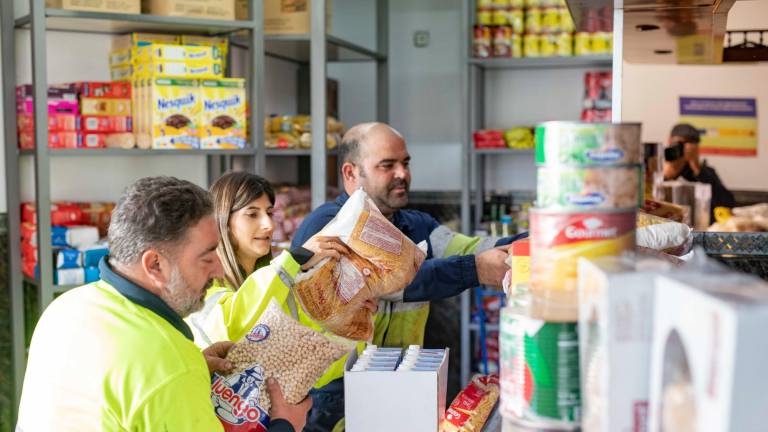 Voluntarios descargando alimentos en el comedor de Bonavista. Foto : Àngel Ullate