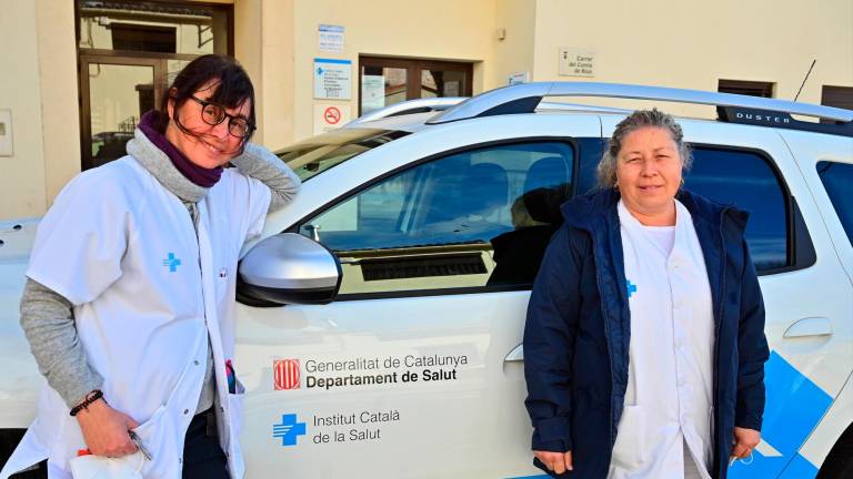 La médica Dolors Garola (izquierda) y la enfermera Mònica Chichiercha, en el CAP de Cornudella. foto: Alfredo González