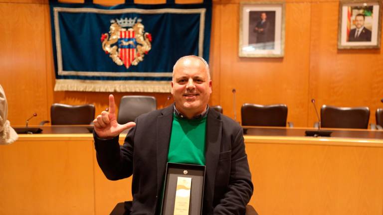 El cambrilense Siscu Morell recibió la Medall de Honor de la Vila. Foto: Alba Mariné