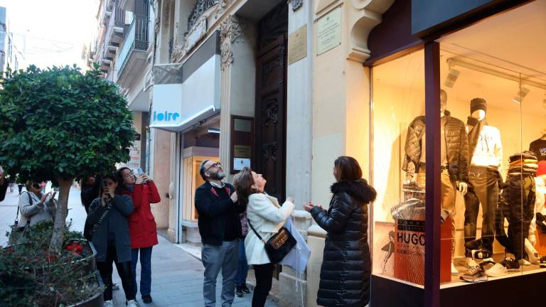La placa commemorativa es va instal·lar ahir al carrer Llovera. Foto: A. M.