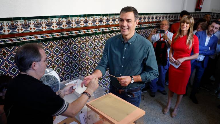 El presidente del Gobierno y candidato socialista a la reelección, Pedro Sánchez (c), ejerce su derecho al voto acompañado de su mujer Begoña Gómez (d) en un colegio electoral de Madrid. Foto: EFE