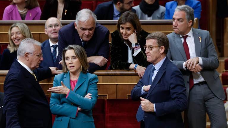 El líder del PP Alberto Núñez Feijóo (d) conversa con el portavoz del PP en el Senado Javier Arenas (i) y la diputada Cuca Gamarra (c) antes del comienzo de la solemne apertura de la XV Legislatura. Foto: EFE