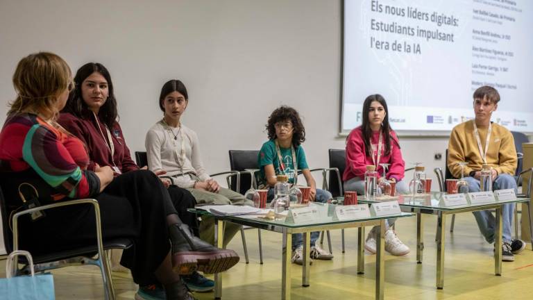 Los cinco jóvenes alumnos durante el debate, ante el público de la Aula Magna del Campus Sescelades de la URV. Foto: Àngel Ullate