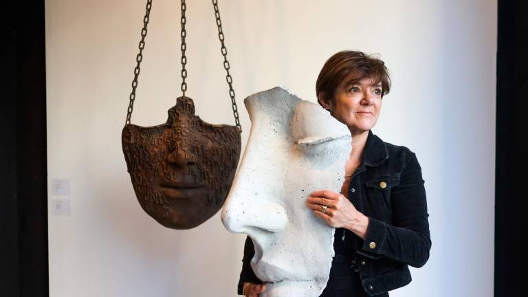 L’escultora Béatrice Bizot amb algunes de les escultures que exposa a la mostra ‘(De) Construcció’ que fins al pròxim mes de juny es pot visitar a Reus. foto: alba mariné