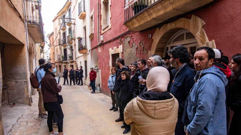 Los miembros del Sindicat d’Habitatge de Tarragona negocian con la comitiva judicial frente a la vivienda desahuciada. foto: Àngel Ullate