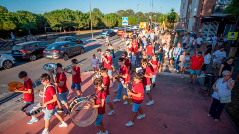 La charanga ‘Toma Nota’ llenó de música y buen ambiente L’Albada. foto: MARC BOSCH