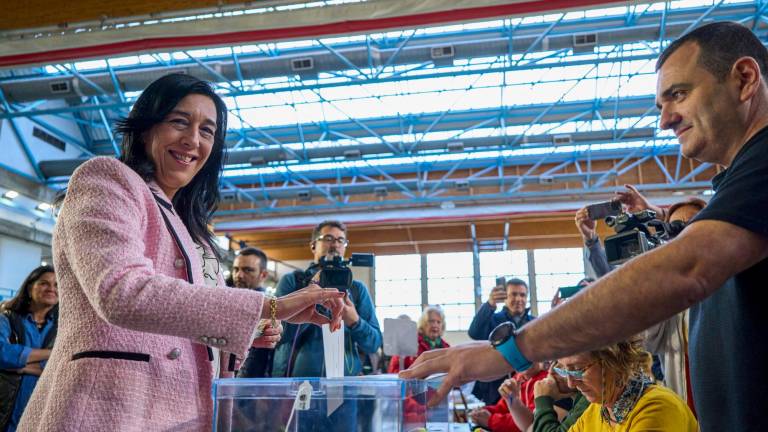 La candidata a Lehendakari de VOX, Amaia Martínez (i), ejerce su derecho al voto en el centro cívico de Iparralde durante las elecciones al Parlamento Vasco, este domingo. Foto: EFE