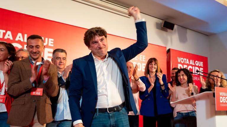 El candidato del PSE-EE a lehendakari, Eneko Andueza, ha valorado haber obtenido «un extraordinario resultado» en las elecciones vascas con 12 parlamentarios, dos más que la pasada legislatura. Foto: EFE
