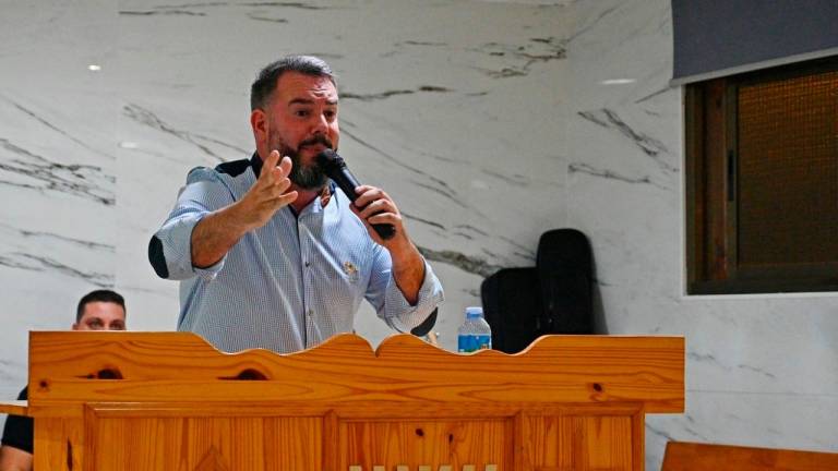 $!El pastor que predicó el lunes 26 de septiembre en Campclar, David de Gerona, en un momento de la prédica. FOTO: ALFREDO GONZÁLEZ