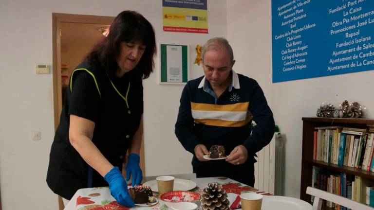 La Loli i el Josep M., de la Fundació Bonanit de Tarragona, ultimen els detalls del sopar de Cap d’Any. Foto: ACN