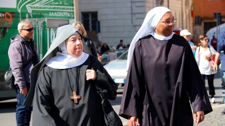 Cola de fieles para entrar en la basílica de Santa María la Mayor de Roma y venerar la tumba del papa Francisco. Foto: ACN