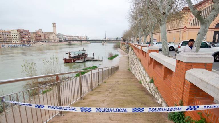 Una cinta de la Policia Local en un dels accessos al riu Ebre, a Tortosa, aquest dijous. Foto: Joan Revillas