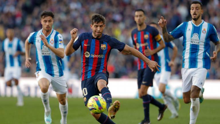 Sergi Roberto conduce el cuero en el derbi ante el Espanyol del Camp Nou. foto: efe