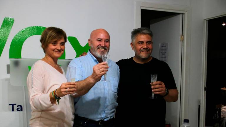 Francisco Javier Gómez, cabeza de lista de Vox en Tarragona, con Judit Gómez i Jaume Duque, los números 2 y 3, respectivamente, celebrando los resultados electorales del 28-M. Foto: ACN