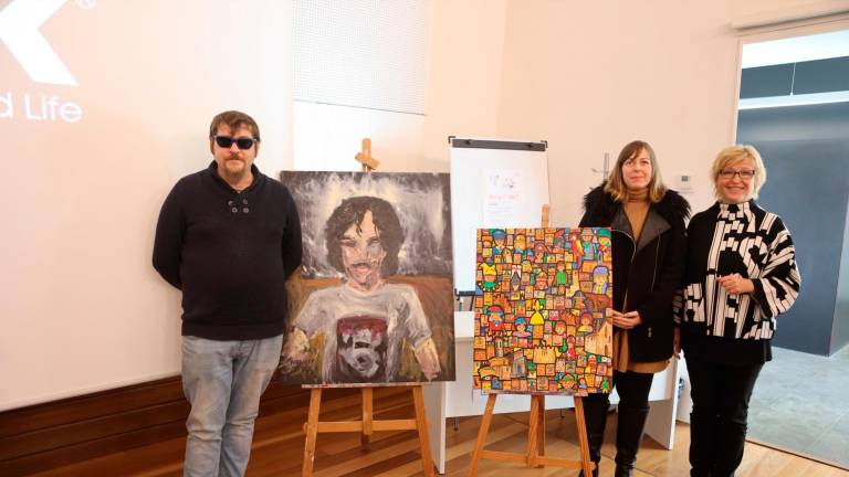 El artista Natan Tarragó, la directora de la ONCE en Reus, Arantxa Vallespí, y Olena Korzhykova. Foto: A. Mariné.