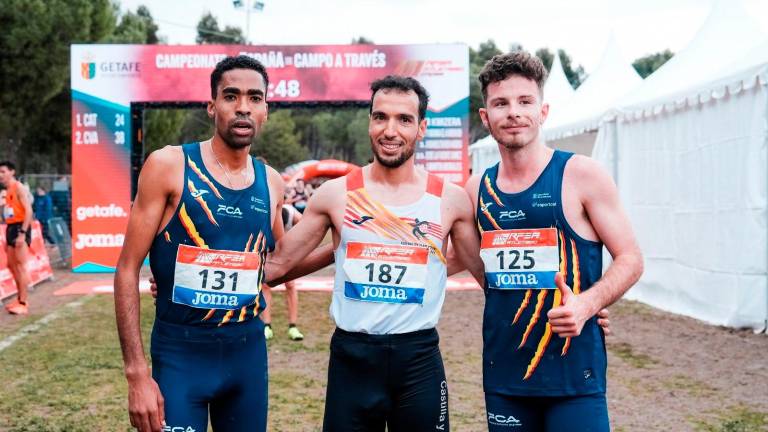 Abdessamad Oukhelfen, Yahya Aouina y Aarón las Heras, en meta. Foto: RFEA