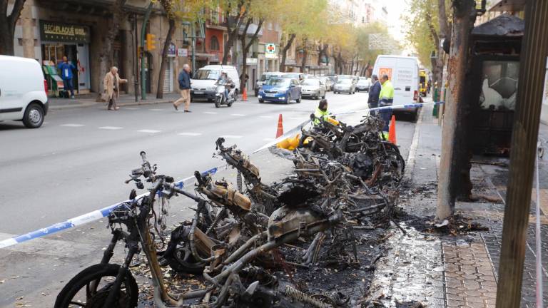 Las motos quemadas en la Rambla Vella de Tarragona el 2017. Foto: Pere Ferré