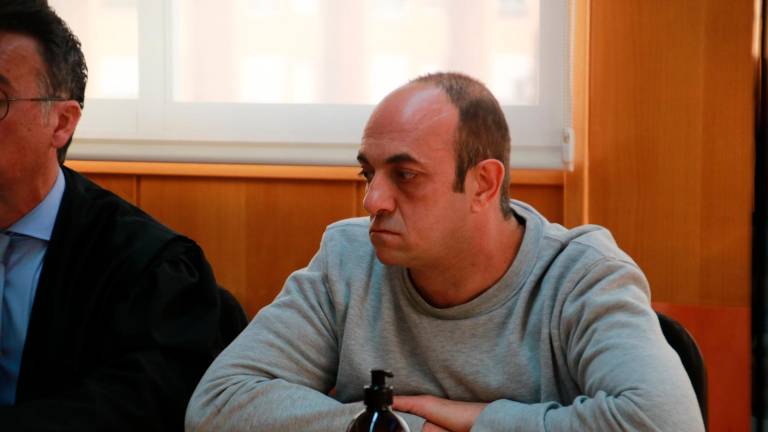 El hombre acusado de presuntamente matar a su pareja en septiembre de 2023 en Tarragona al inicio del juicio celebrado en la Audiencia tarraconense. Foto: ACN