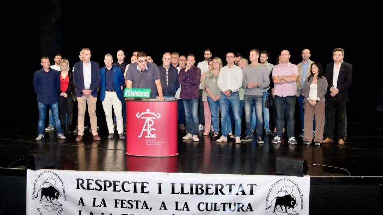 Alcaldes, presidents de tres consells comarcals i l’Agrupació de Penyes i Comissions Taurines, aquest dijous en un acte a la Ràpita. Foto: J. Revillas
