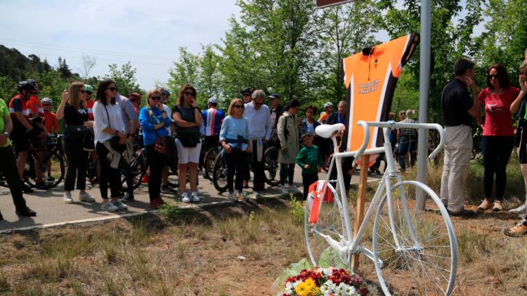S’ha fet un minut de silenci i s’ha dipositat un ram de flors als peus d’una bicicleta blanca que recorda el ciclista. Foto: ACN