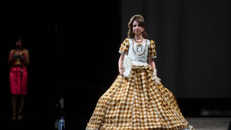 Una model amb un vestit d’època de paper, en una edició anterior del concurs. foto: j. revillas