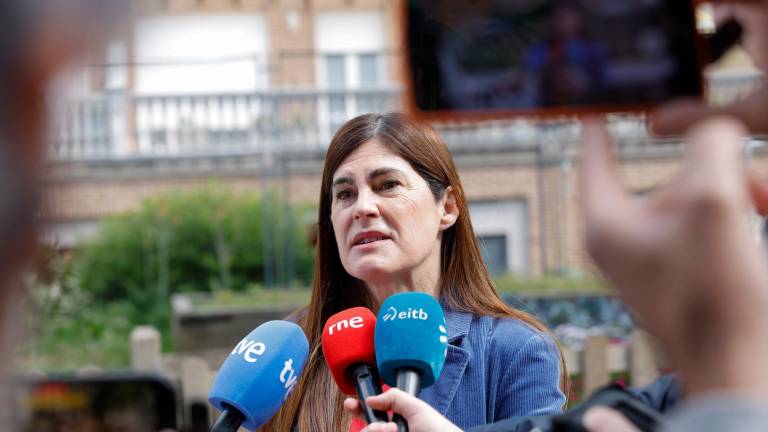 La candidata a lehendakari por Podemos, Miren Gorrotxategi, se dirige a medios de comunicación tras ejercer su derecho al voto en Durango (Bizkaia), este domingo. Foto: EFE