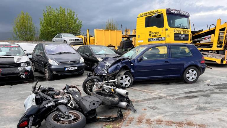 Los vehículos implicados en un accidente mortal en Riudarenes. Foto: ACN