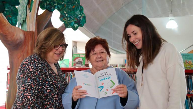 La técnica de acompañamiento, la referente del programa y una voluntaria, en Reus. foto: acn