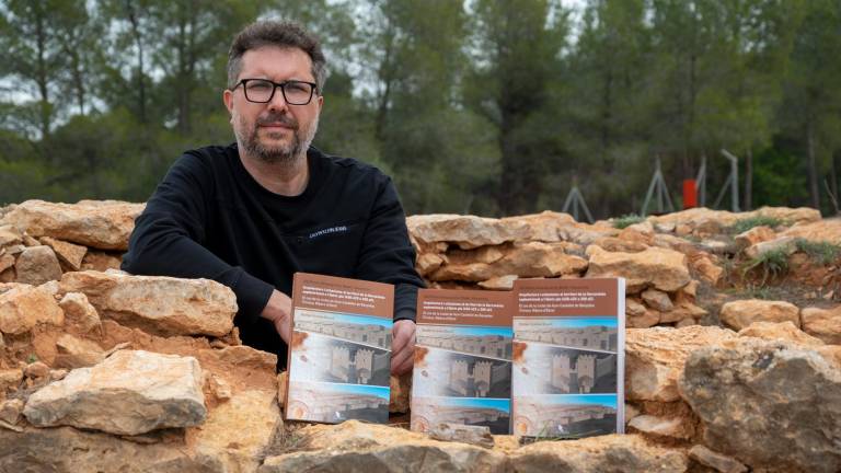 Ramon Gironès mostrant el llibre al Castellet de Banyoles, situat al municipi de Tivissa. foto: JOAN REVILLAS