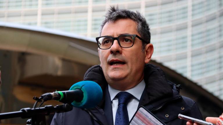 El ministre de Justícia i de la Presidència, Félix Bolaños, compareix davant els mitjans a la Comissió Europea després de reunir-se amb el comissari responsable de Democràcia, Justícia i Estat de Dret, Michael McGrath. Foto: ACN