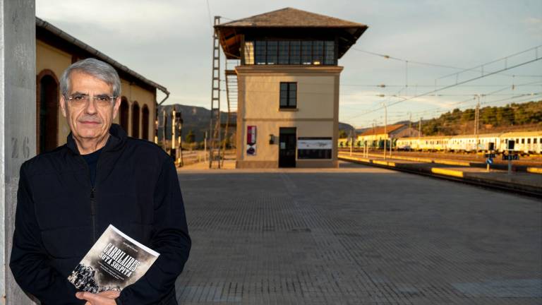 El filòleg i periodista Jordi Duran a l’estació de ferrocarril de Móra la Nova. Foto: Joan Revillas