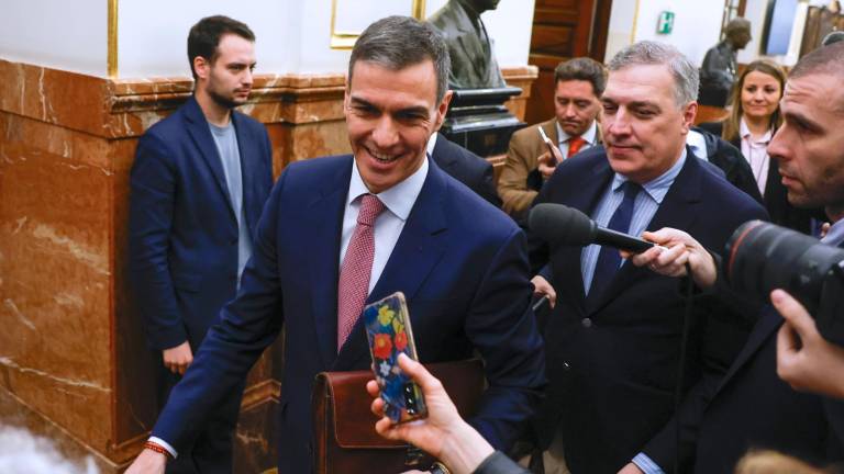 El PSOE sigue en cabeza en el CIS pero el PP se acerca a 2,7 puntos tras el apagón