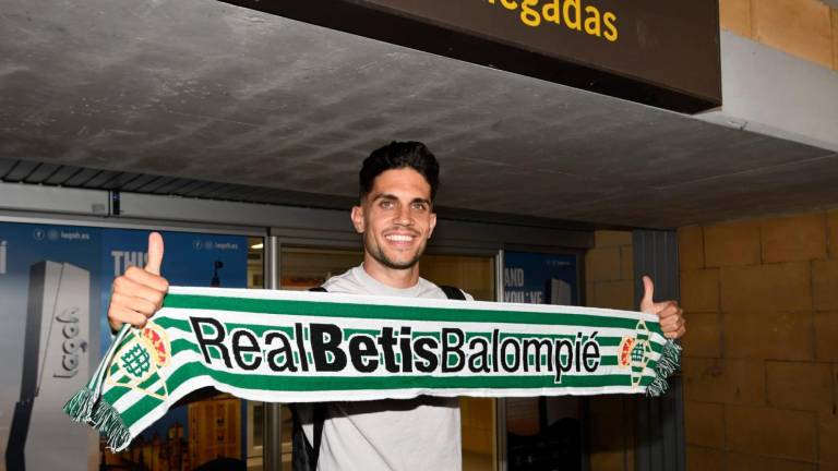 Marc Bartra a su llegada a Sevilla para incorporarse a la plantilla del Betis. Foto: Twitter