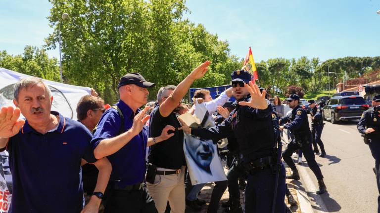 Simpatizantes de Falange esperan en las inmediaciones del cementerio de San Isidro la llegada de los restos mortales del fundador de la Falange, José Antonio Primo de Rivera, tras su exhumación del Valle de Cuelgamuros este lunes. Foto: EFE