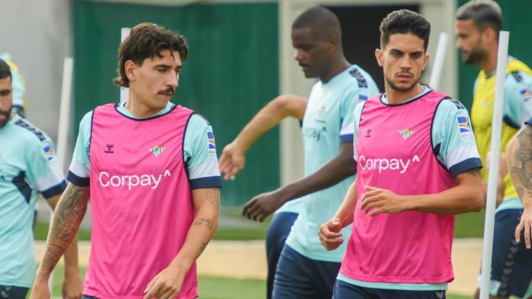 Bartra (izq) en uno de sus primeros entrenamientos con el Betis en su regreso. Foto: EFE