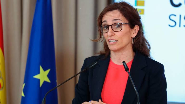 La ministra de Sanidad, Mónica García, atiende a la prensa durante el Consejo Interterritorial de Salud, este viernes en Toledo. Foto: EFE