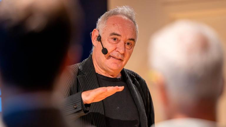Ferran Adrià, ayer en el Museu del Port, en la charla fruto de la colaboración entre CaixaBank y elBullifoundation. Foto: Marc Bosch