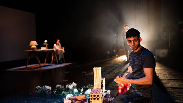 Escena de la obra de teatro ‘Els contrabandistes de llibres de Darayya’, que hasta el 9 de febrero se puede ver en el TNC. FOTO: PAU VENTEO