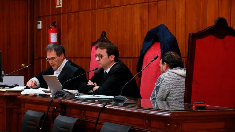 El acusado con su abogado defensor. Foto: ACN