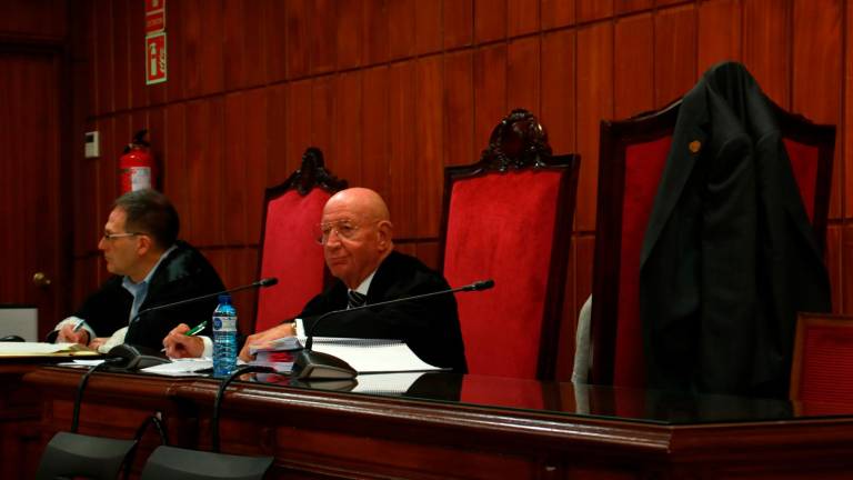 El abogado y el hombre acusado de un delito de asesinato con alevosía en grado de tentativa en Tarragona al inicio del juicio celebrado en la Audiencia de Tarragona. Foto: ACN