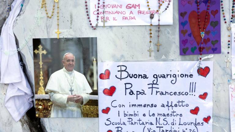Una foto del Papa en las puertas del hospital, donde sigue ingresado. Foto: EFE