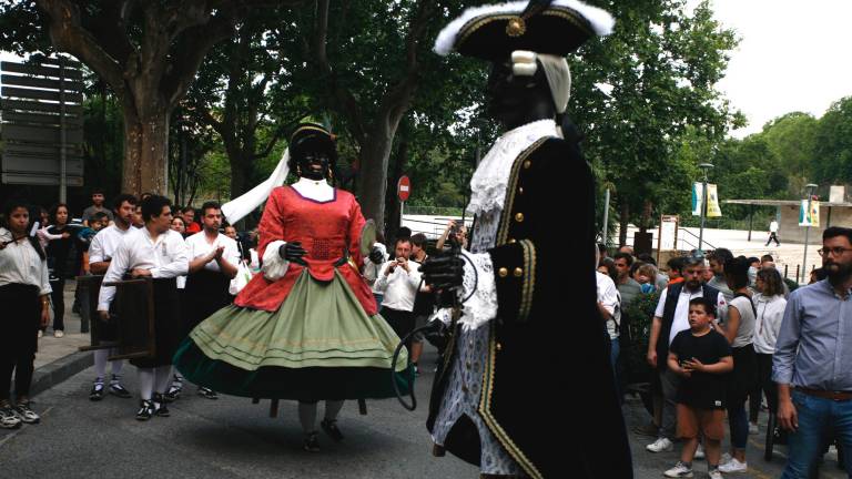Lladrefaves i la Gegantona de Valls ballen amb vestits nous