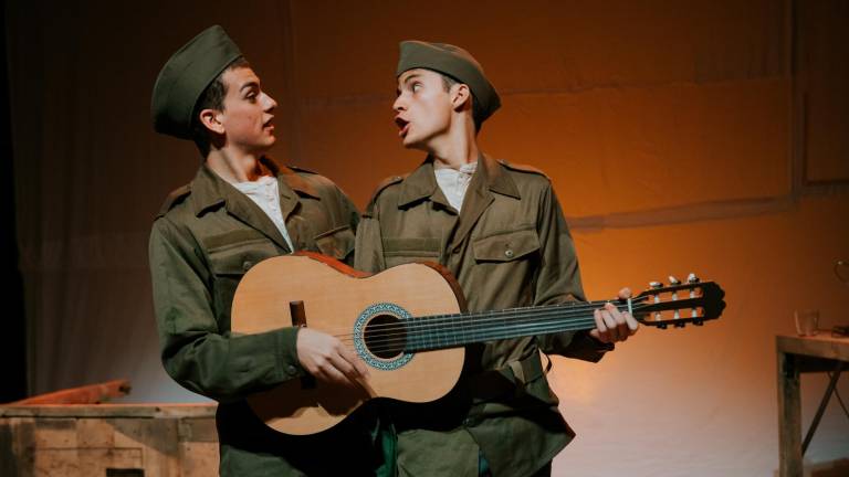 L’espectacle ‘Quanta, quanta guerra’ està protagonitzat per Biel Rossell i Biel Serena. Foto: Cedida