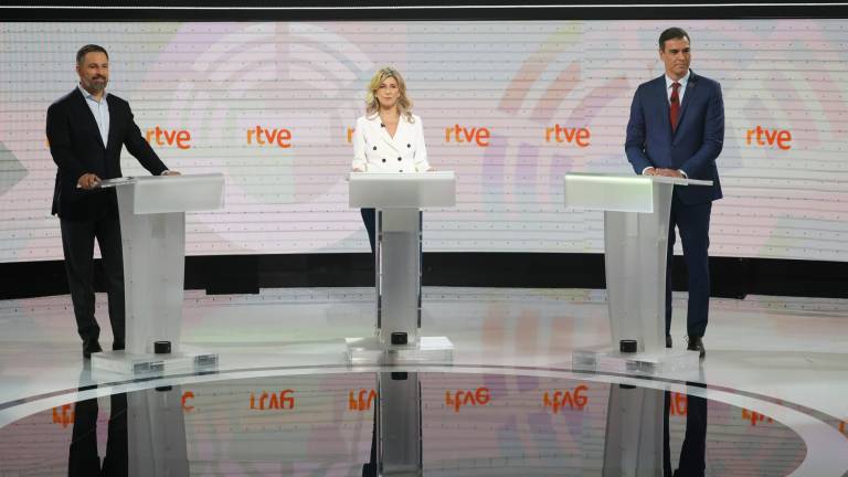 Santiago Abascal, Yolanda Díaz y Pedro Sánchez, antes de empezar el debate. Foto: EFE